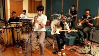 Maka Tersenyumlah - RNF (Live)