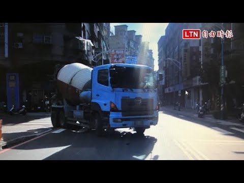 轉彎視線死角！混凝土車擦撞 騎單車婦人命危