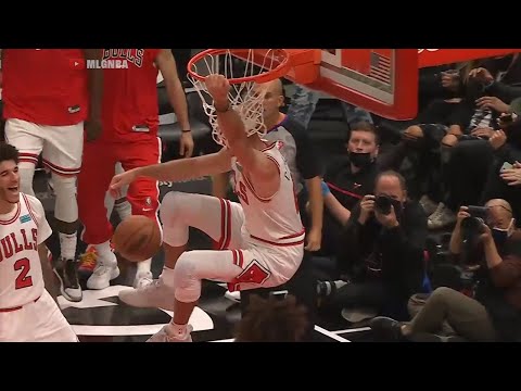Lonzo Ball throws an alley-oop to Alex Caruso to give him a triple-double