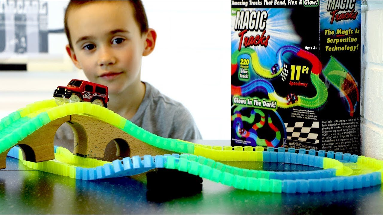 Машинки & ГОНКИ Распаковка игрушек. ГИБКИЙ ТРЕК Magic TRACKS Чудо - гонка. Игры для детей