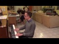 Ο Ignas Simkunas παίζει πιάνο και τραγουδάει στη Νέα Αρτάκη