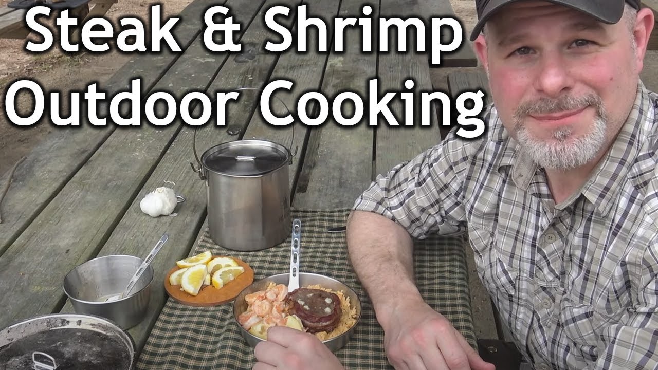 Лагерь готовит стейки и креветки в стиле «серфинг и море»