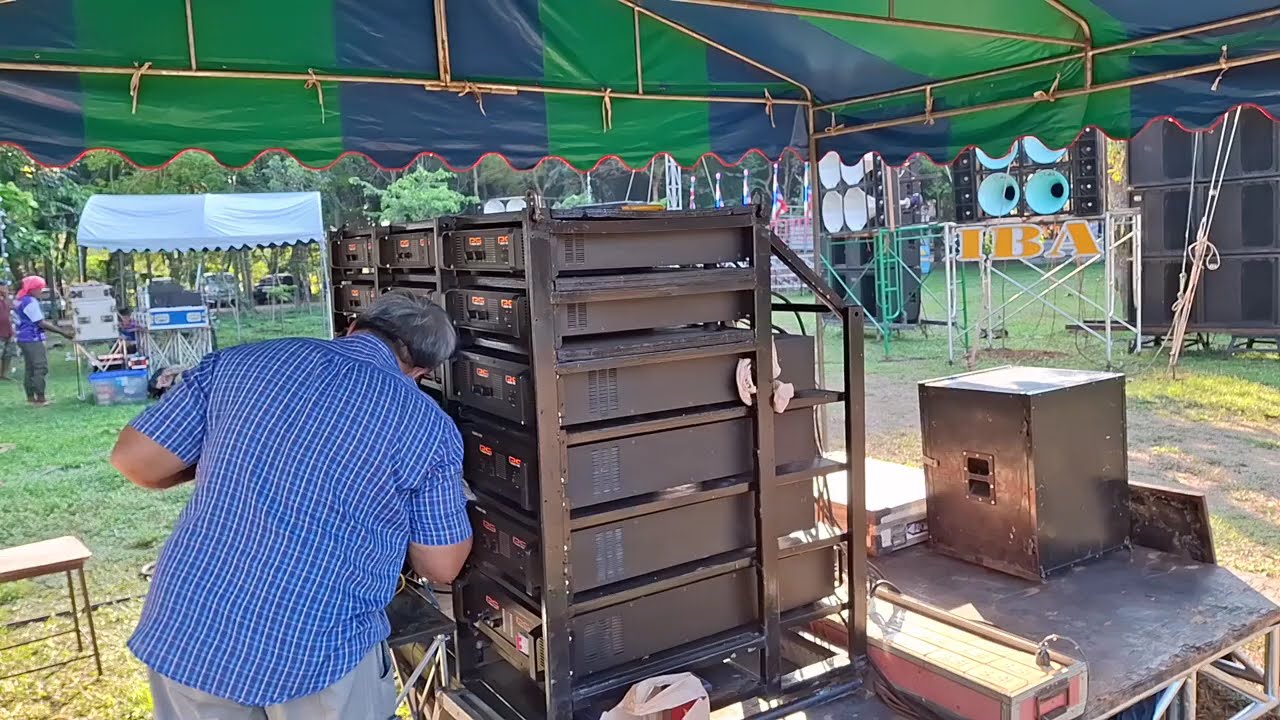 หนังกลางแปลง 8 จอ ดังสนั่นลั่นทุ่ง ที่วัดเขาสามสิบหาบ อ.ท่ามะกา