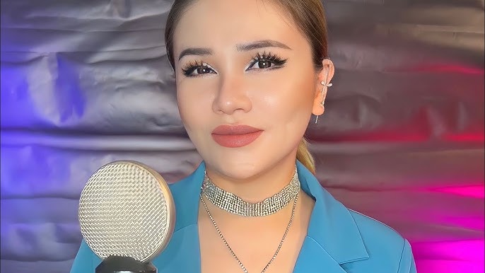 Мөлдір киімдегі ана Мөлдір киімдегі ана