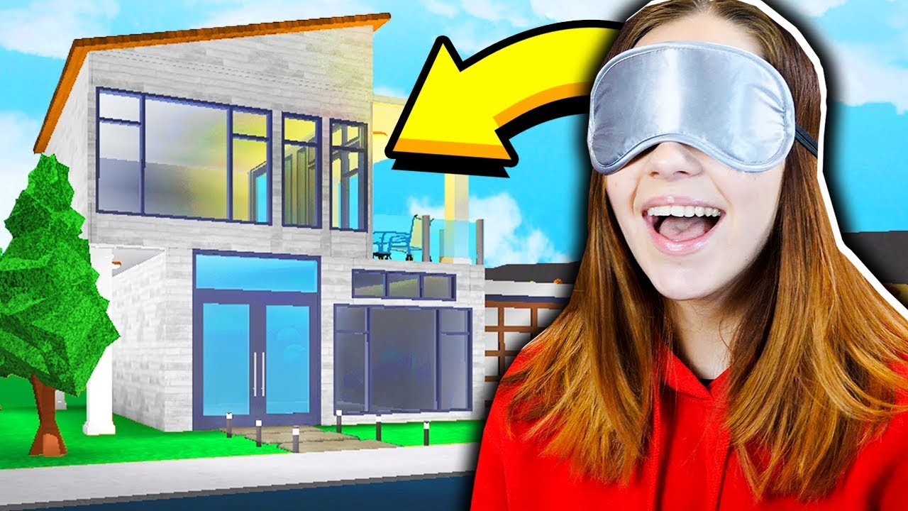 GIRLFRIEND BUILDS A BLOXBURG MANSION.. BLINDFOLDED!! (Roblox)