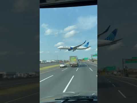 United 767-300 over the NJTP on short runway 29 final EWR 🤙🏼🤙🏼