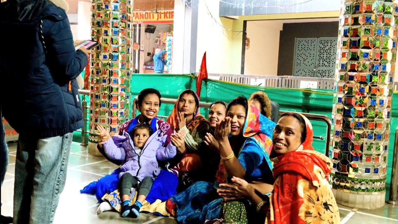 Yah Bhajan mandali kahan se a gai 🤔