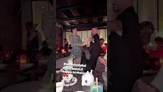 شمس الكويتية تقدم وصلة رقص مع صديقها اللبناني في أحد مطاعم