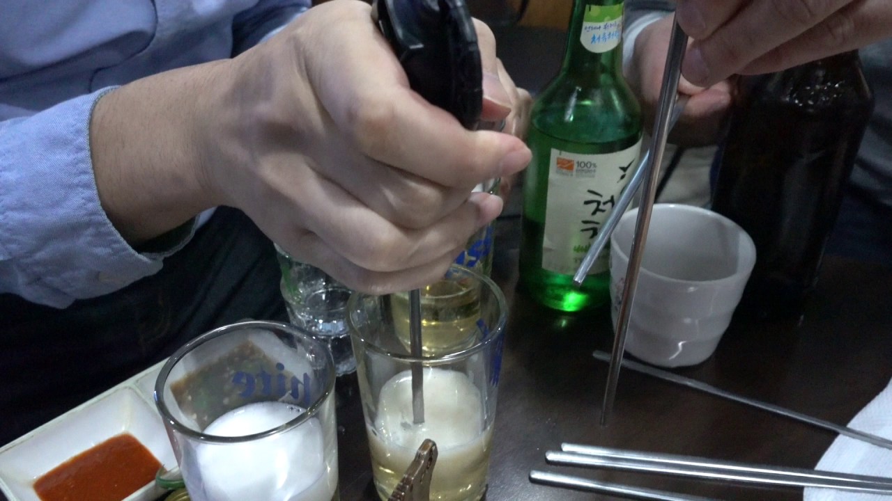 韓国ビールと焼酎を混ぜたソメッを簡単に作る器具 Youtube