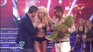 VICKY XIPOLITAKIS Y PELUCHE EN SHOWMATCH HD