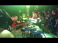 Adriel Favela toca la batería durante un concierto de Javier Rosas- Colima, MX