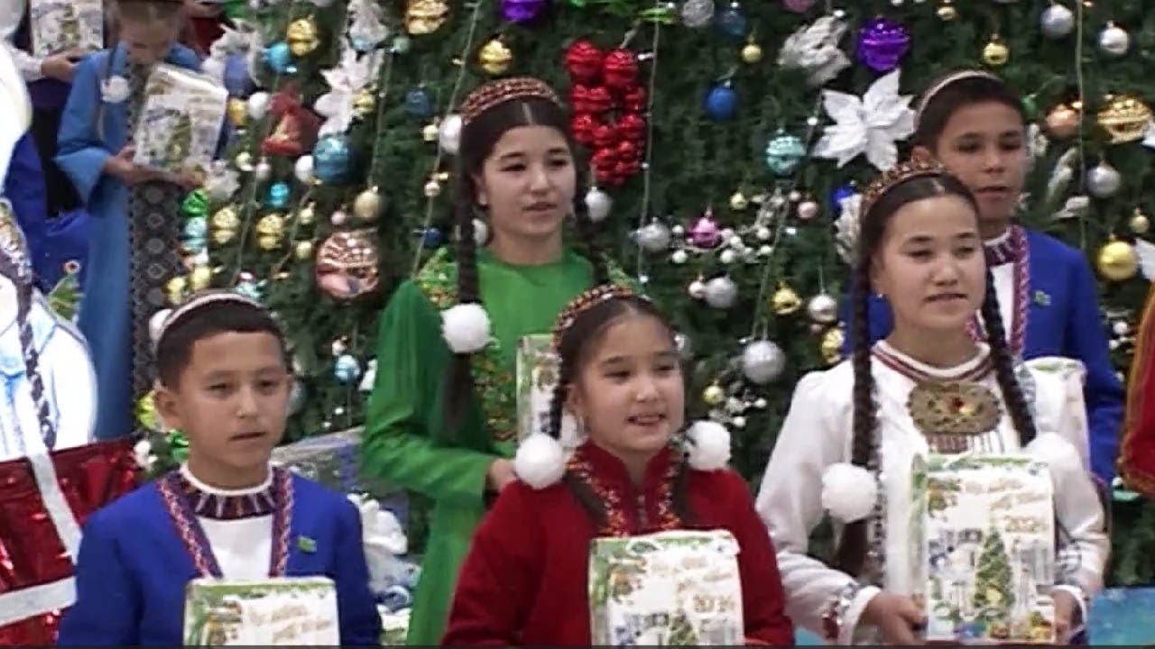 Детям-сиротам вручили новогодние подарки от руководства страны в Туркменистане