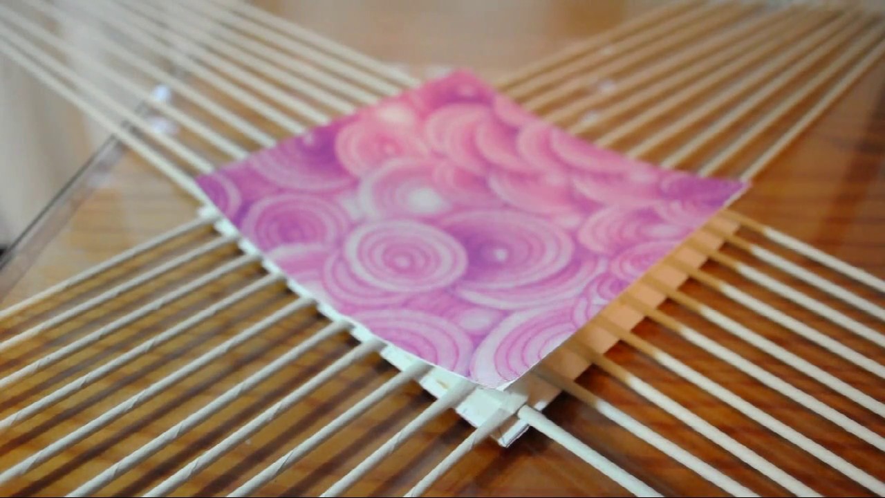 Caja cuadrada con bases de cartón decoradas con servilleta y film en caliente