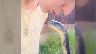 Kobra Ile Öpüşen Kız