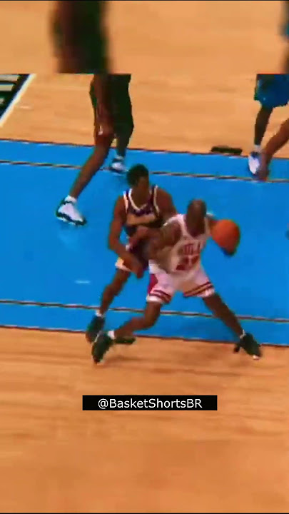 Arremesso de Michael Jordan sobre Kobe Bryant em 1998 🔥 Professor x Aluno #shorts #nba #jordan