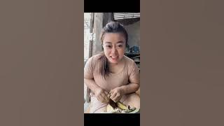 Tante lagi kupas pisang, ada black mamba