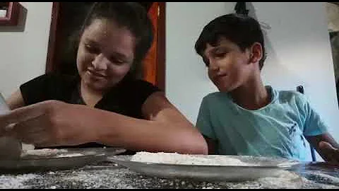 BRINCADEIRA DA FARINHA KKK CAROLINE E PEDRO