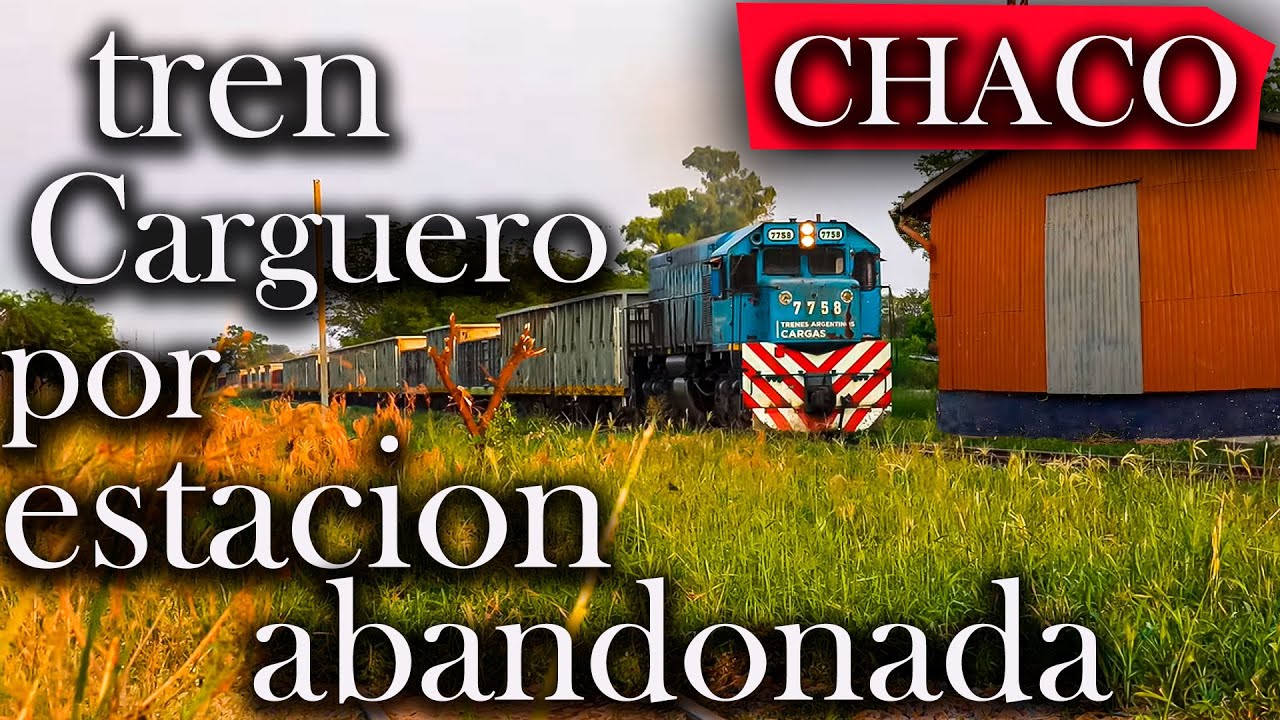 un largo tren  a su paso por una estación abandonada, que todavía no pierde su encanto.