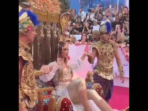 Ольга Бузова приехала на троне на премию МУЗ ТВ - YouTube