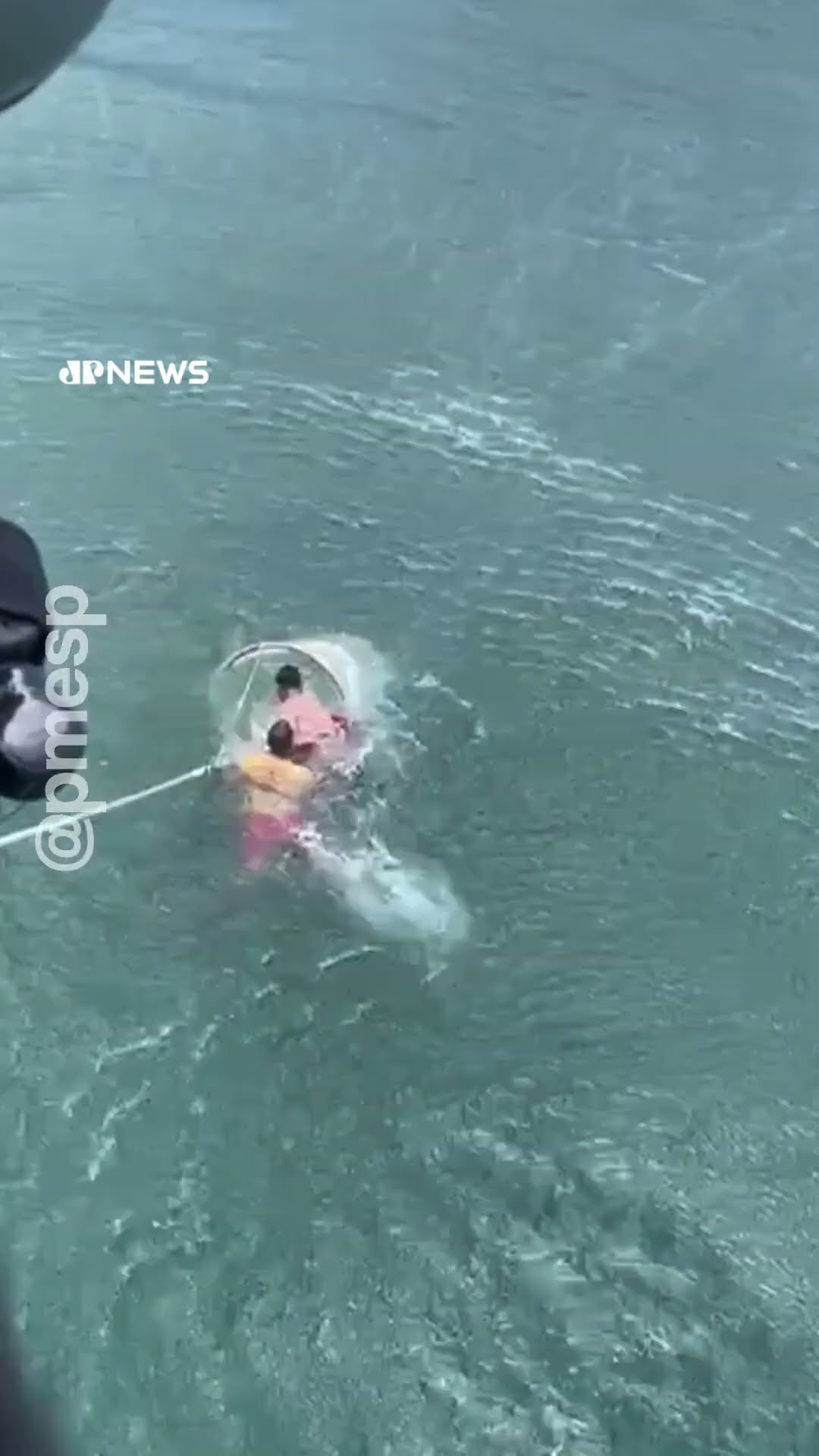 Helicóptero da PM resgata banhistas à deriva no mar no litoral de SP; veja vídeo