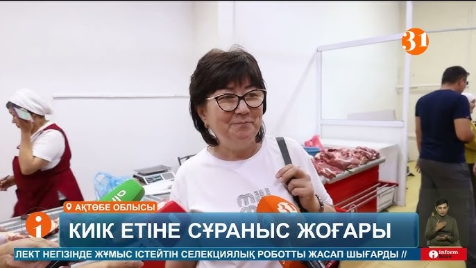 Үйге бір ер адам келді, ал басқа еркек әйелді сиқытып жатыр. Үйге бір ер адам келді, ал басқа еркек әйелді сиқытып жатыр.