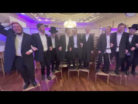 Yoiny Fischer on keys @ Kalmy Schwartz singer first dance