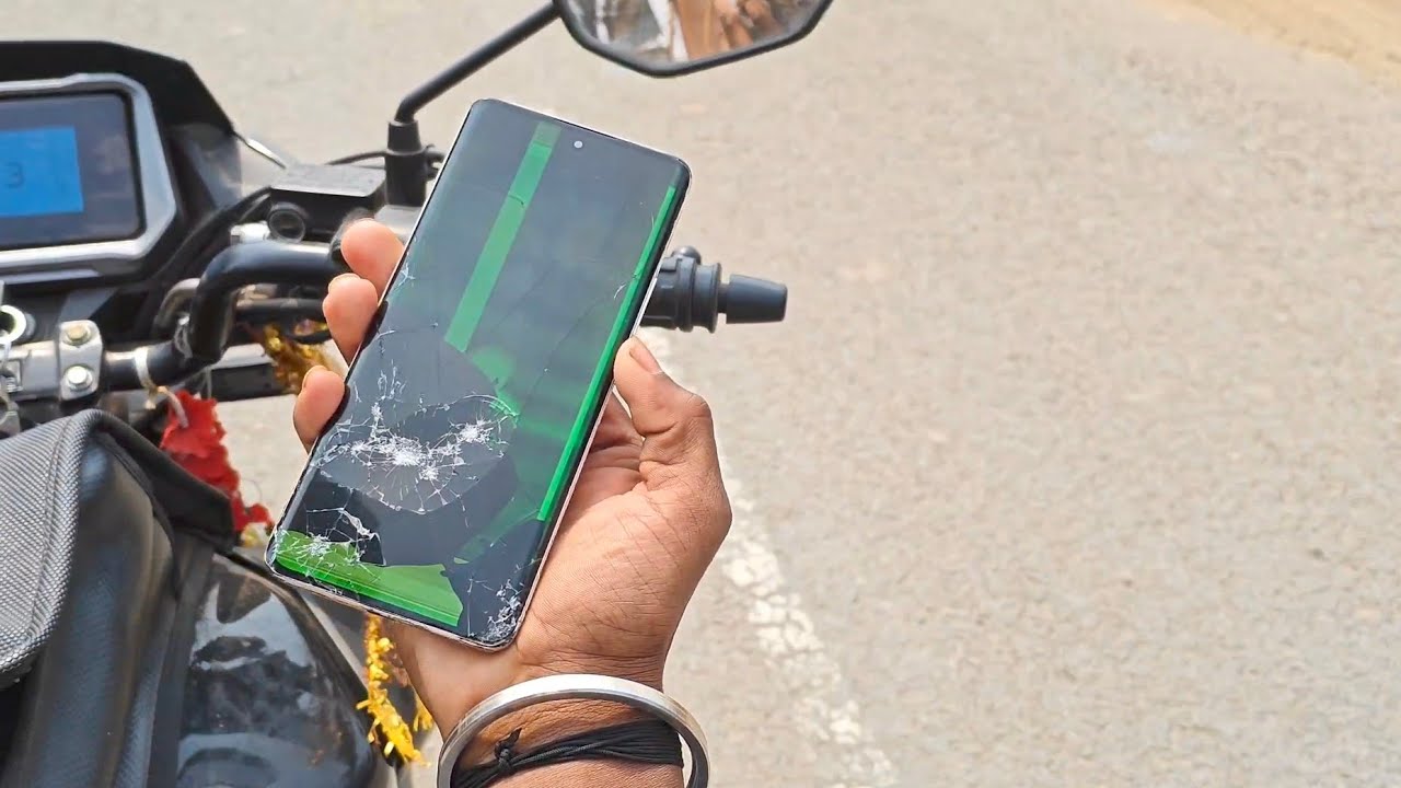 Ghumne Gaye The Par Phone Tut Gaya😢