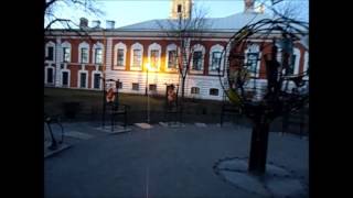 Необычные памятники мира - памятник Петру и 12 стульев. Необычные памятники мира - памятник Петру и 12 стульев.