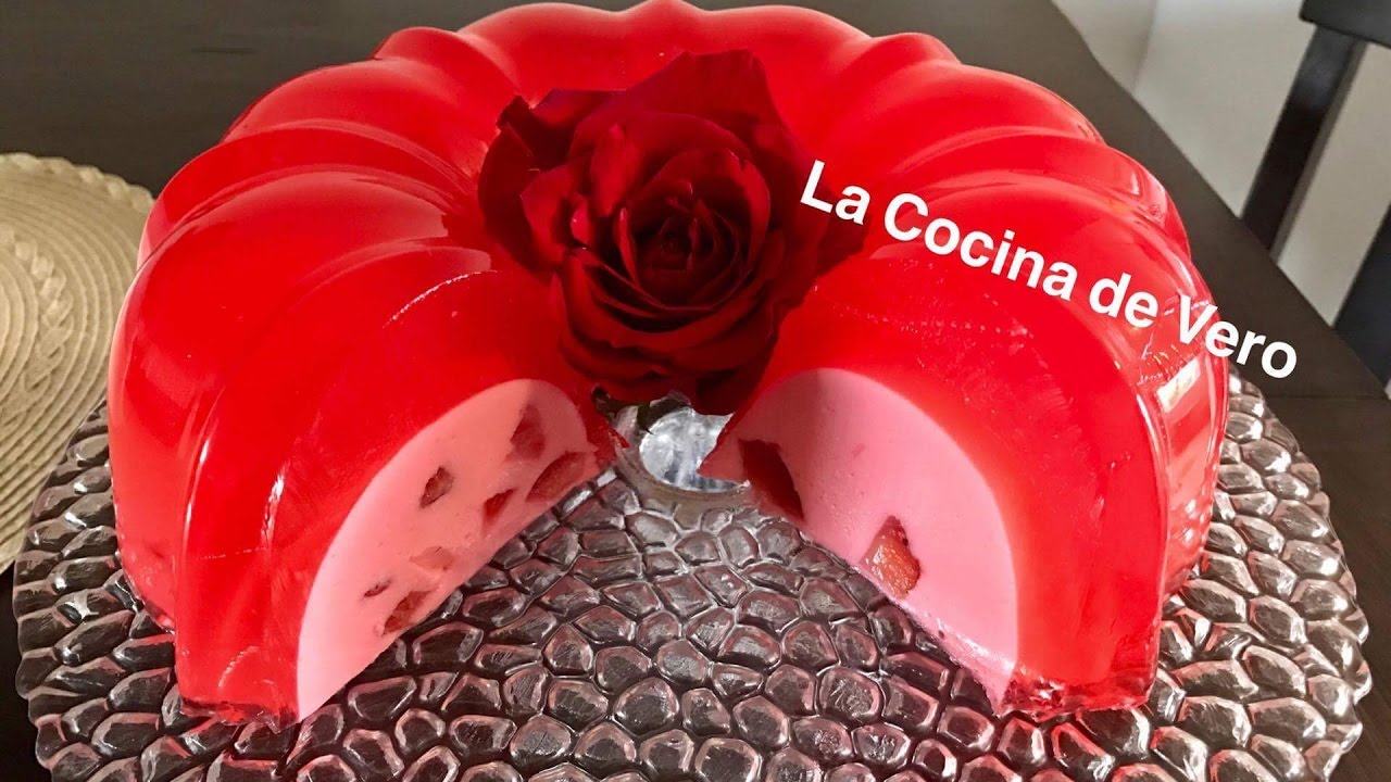 Gelatina de Fresca con queso crema . Flotatina de Fresa .