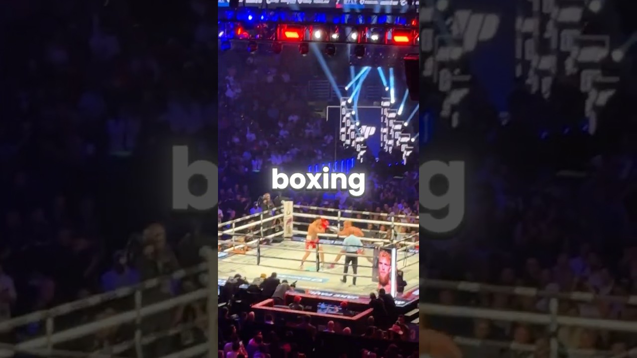 Вы не поверите, что этот парень вытворяет посреди драки 😱🥊