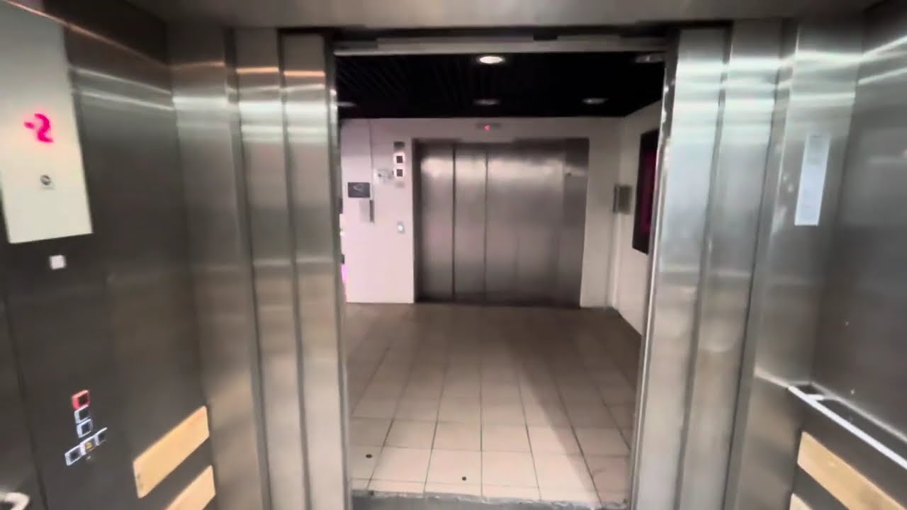 Ascenseurs Schindler - Centre commercial Westfield Vélizy 2 - Vélizy-Villacoublay, France