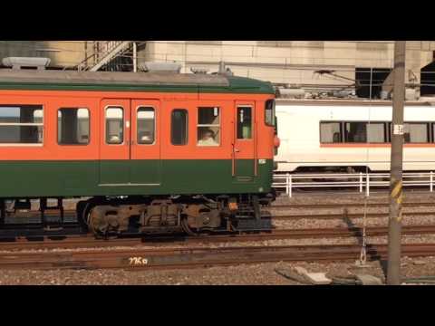 もうすぐ見納め？ 651系特急草津と115系電車のすれ違い