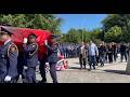Lotë dhe heshtje! Familja e policit të vrarë kokëulur para arkmortit