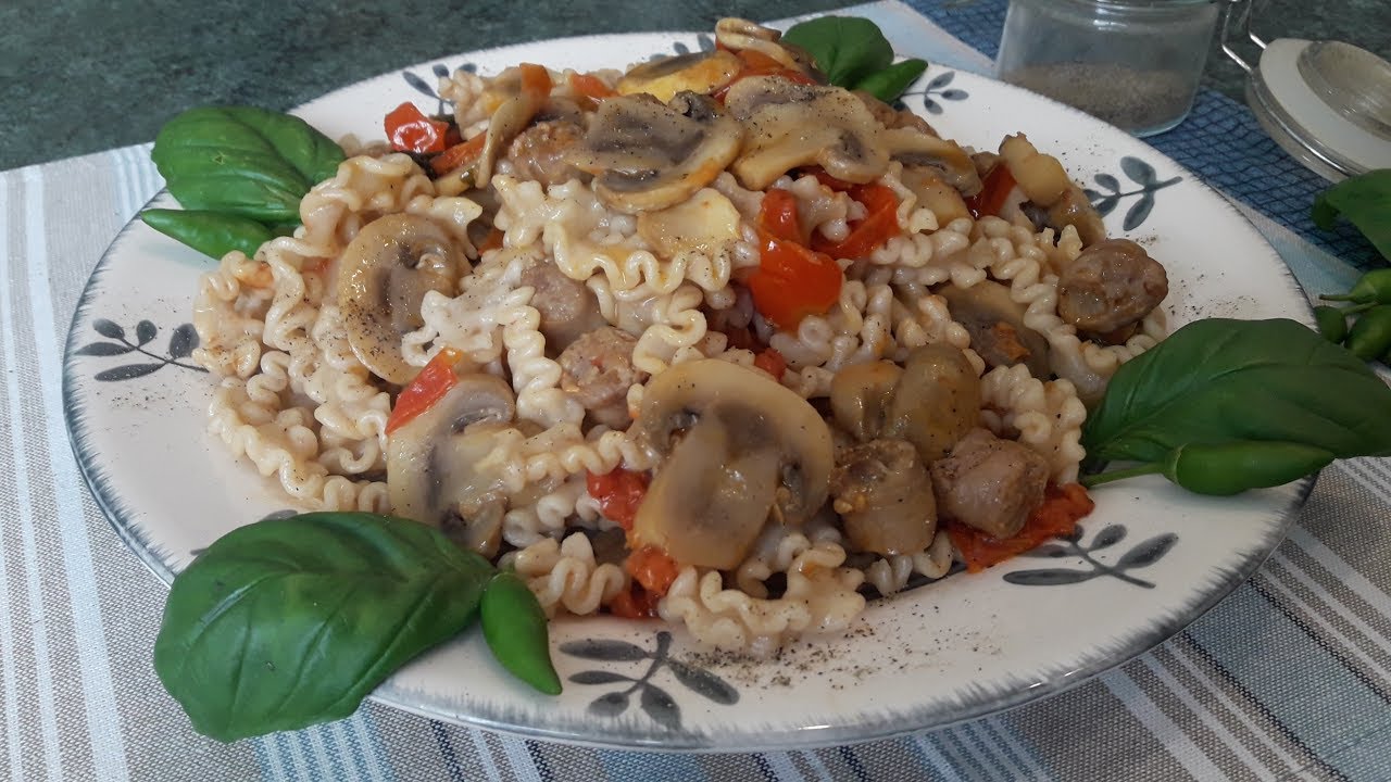 PASTA RICCIA FUNGHI . E SALSICCIA !