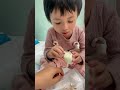 Bé bóc trứng