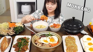 Mukbang  :) Попробуйте вкуснейшие корейские пибимбап и картофельные оладьи.