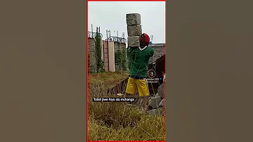 Mzigo Wa Tofali Mawe Kijana Akibeba 
