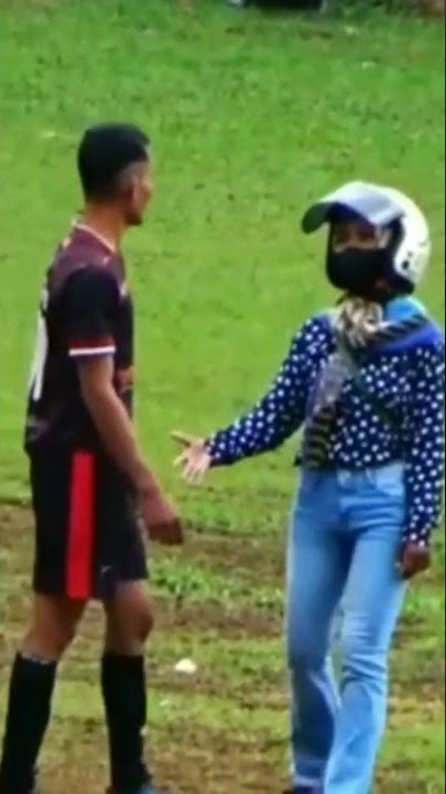 suami lagi main bola di jemput istri