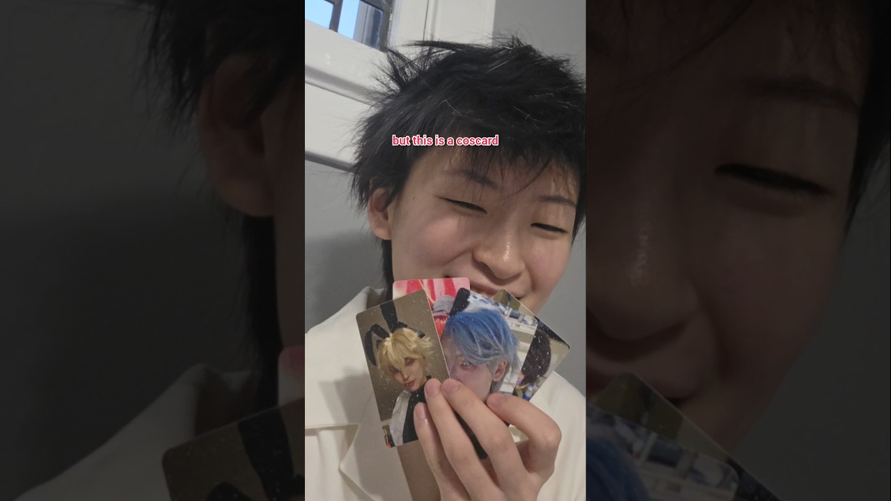 Cosplayer turned into a PHOTOCARD?!