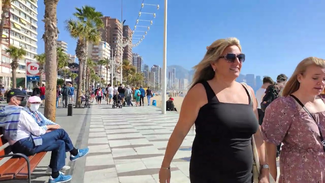 BENIDORM 🇪🇦 HOT WEATHER LEVANTE BEACH FEBRUARY 2022 Costa Blanca Spain Walking Tour 4K