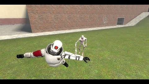 Playing Gmod spawning random thing