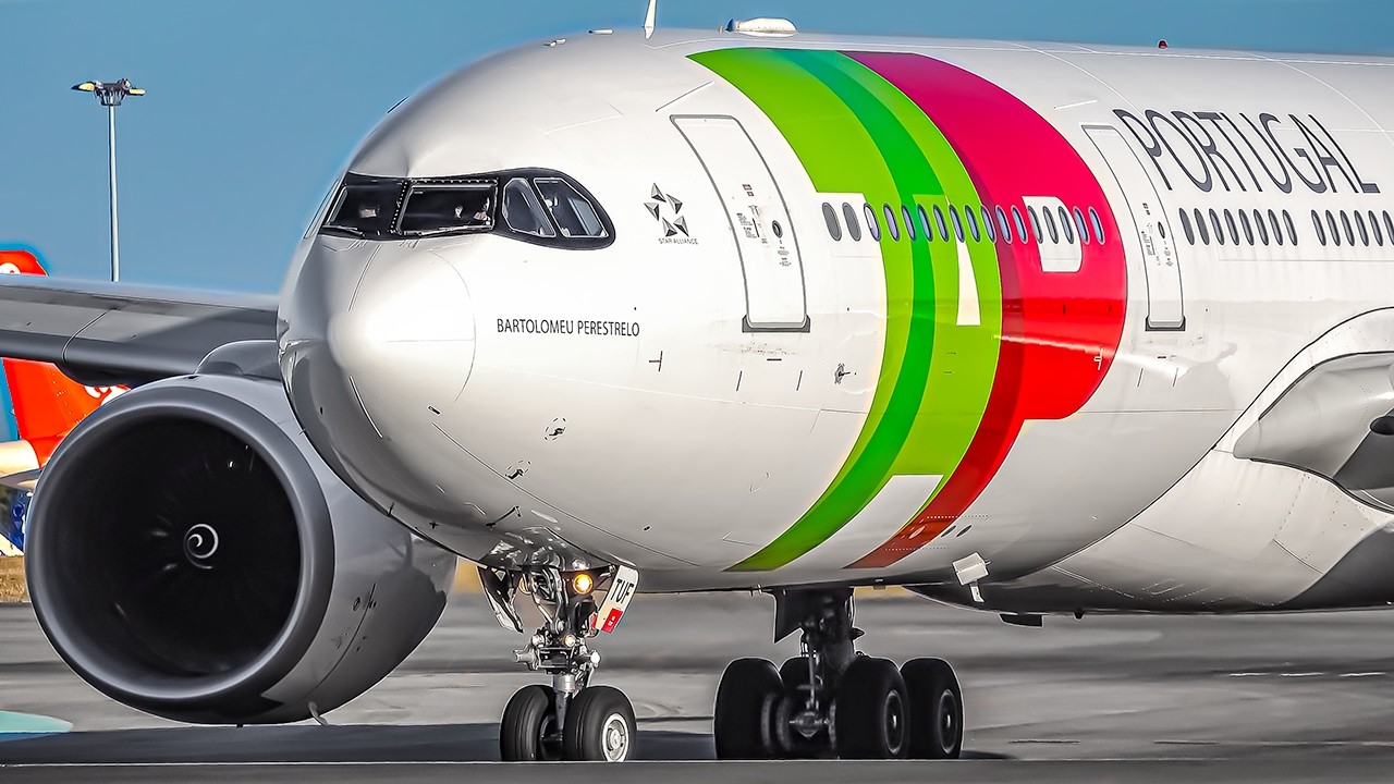 30 MINS of Plane Watching ✈️ Lisbon Airport 🇵🇹