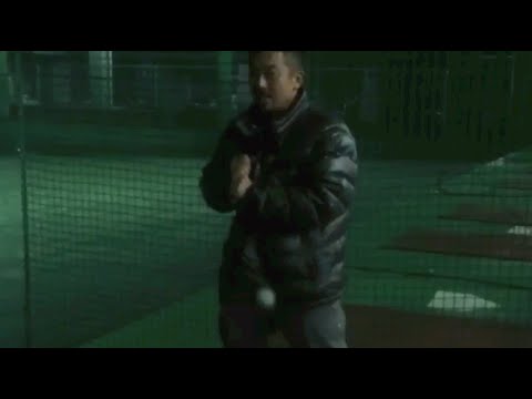 ちびっ子の打ったボールが股間に大ヒットww Nut Shot