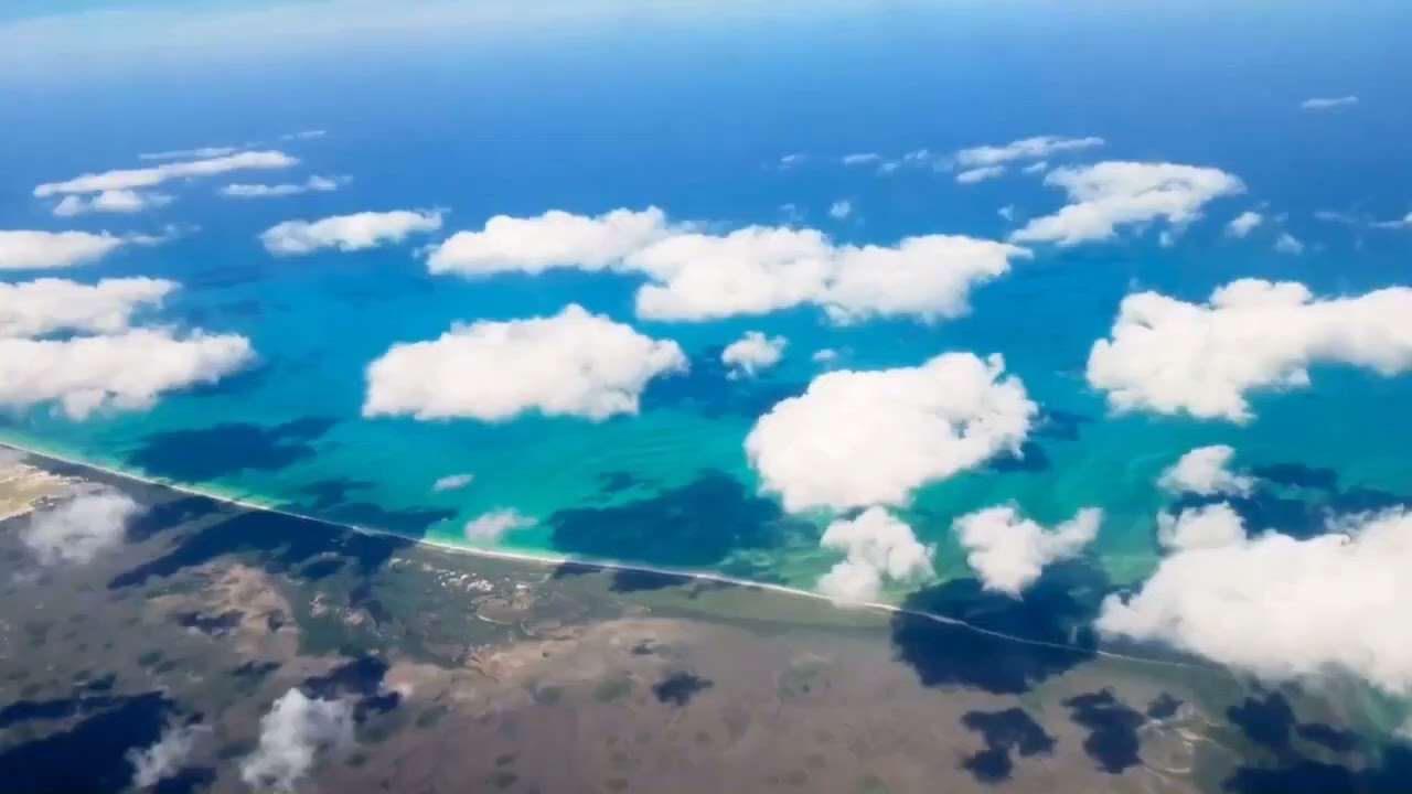 YouTubeでWhite Noise for Sleep, Anxiety and Relaxation- Beautiful flight with Moving Clouds- 2 HOURSを視聴