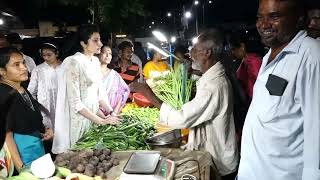 మంగళగిరిలో నారా బ్రాహ్మణి ఎన్నికల ప్రచారం. కాళీమాత గుడివద్ద కూరగాయల మార్కెట్ వ్యాపారులతో మాటామంతీ.