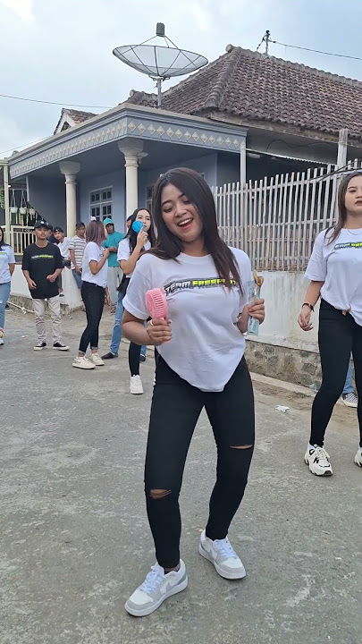 JOGET CANTIK RESTI SINTIA GOYANG ASIK #karnaval #dj #beranda #shortsfeed #fyptiktok #jogettiktok