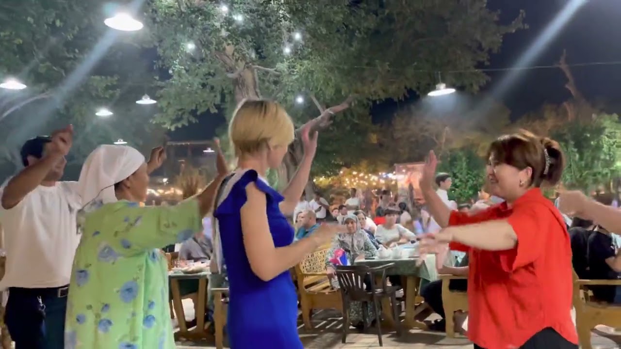 УЗБЕКИСТАН.Бухара.Лаби-Хавуз/Зашли вкусно покушать,а тут русская девушка танцует узбекский танец