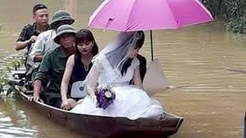 Tin tức trong ngày - Chú rể đi thuyền, lội nước bế cô dâu