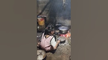 nấu cơm bằng bếp củi, nhưng không rời mắt khỏi màn hình điện thoại #music #benhvien #karaoke #shorts