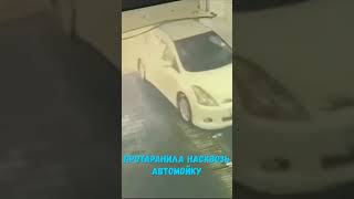 Девушка протаранила ворота автомойки в Приморье